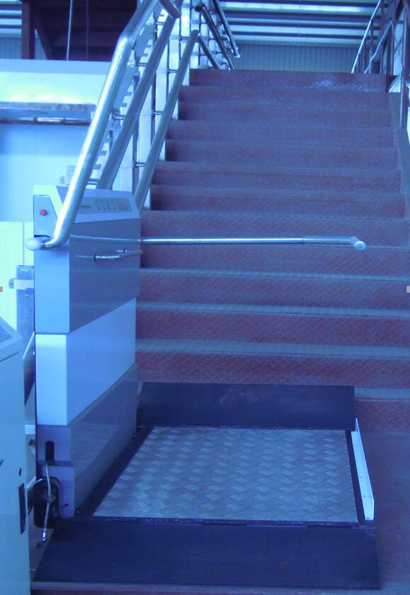 斜挂式无障碍升降机 斜挂式无障碍升降机